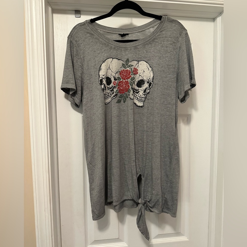 NWT- Torrid Size 1 tunic length, tie accented bottom shirt